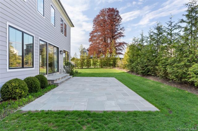 1 Sequoia Circle, Manhasset, NY 11030