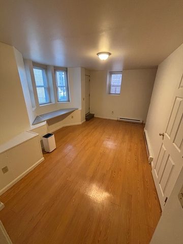 2 Shepherd Ave 3, Boston, MA 02115