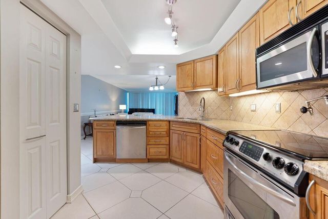 2400 Presidential Way 1206, West Palm Beach, FL 33401