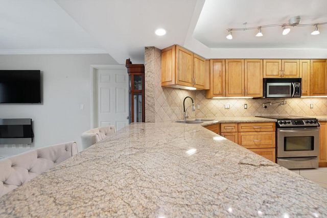 2400 Presidential Way 1206, West Palm Beach, FL 33401