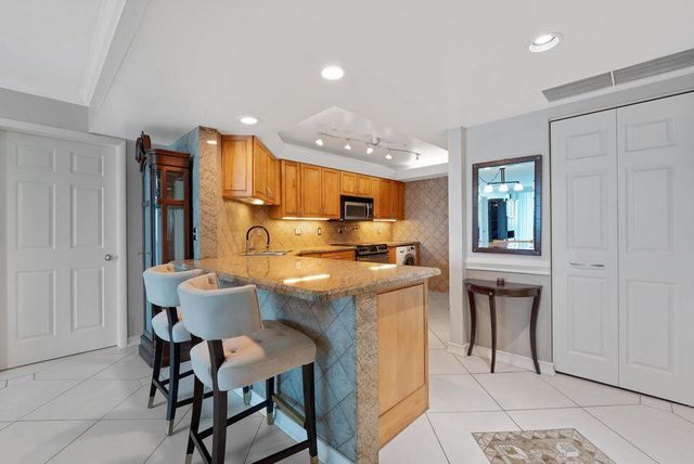 2400 Presidential Way 1206, West Palm Beach, FL 33401