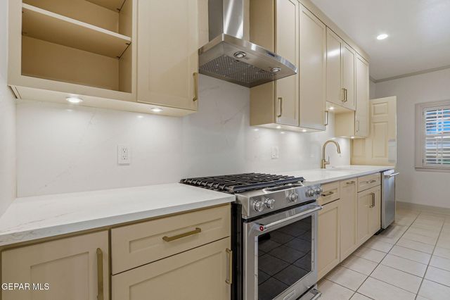 1077 LOS JARDINES Circle, El Paso, TX 79912