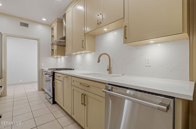 1077 LOS JARDINES Circle, El Paso, TX 79912