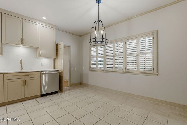 1077 LOS JARDINES Circle, El Paso, TX 79912