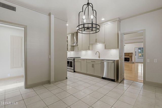 1077 LOS JARDINES Circle, El Paso, TX 79912