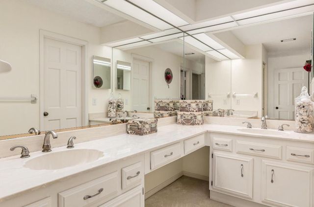 101 W Park Shores Circle 2, Indian River Shores, FL 32963