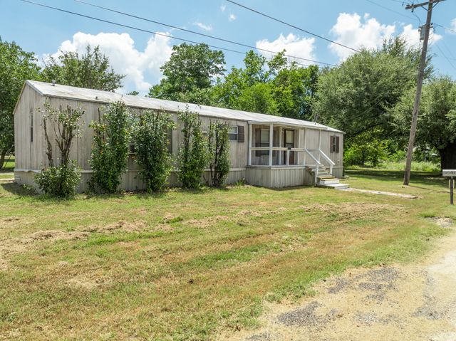 517 Poplar Street, Lott, TX 76656