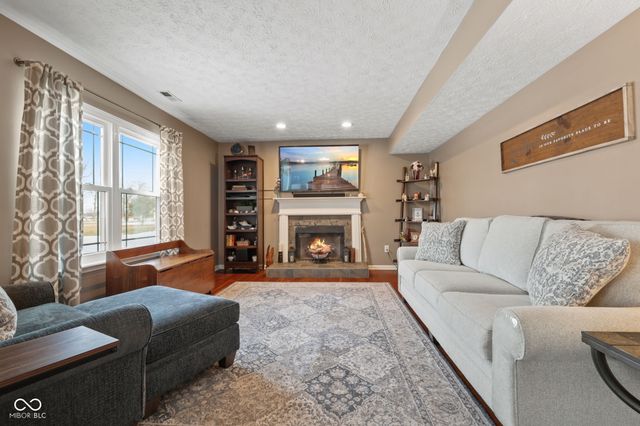 6644 W Cross Trail, New Palestine, IN 46163