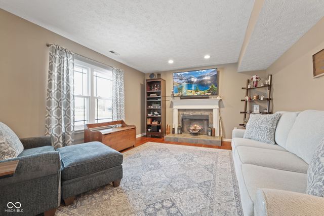 6644 W Cross Trail, New Palestine, IN 46163