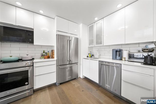 1077 River Road PH 13, Edgewater, NJ 07020