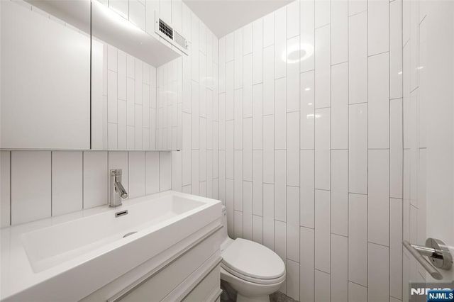 1077 River Road PH 13, Edgewater, NJ 07020