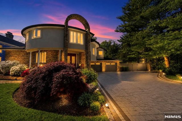 290 Dunkerhook Road, Paramus, NJ 07652
