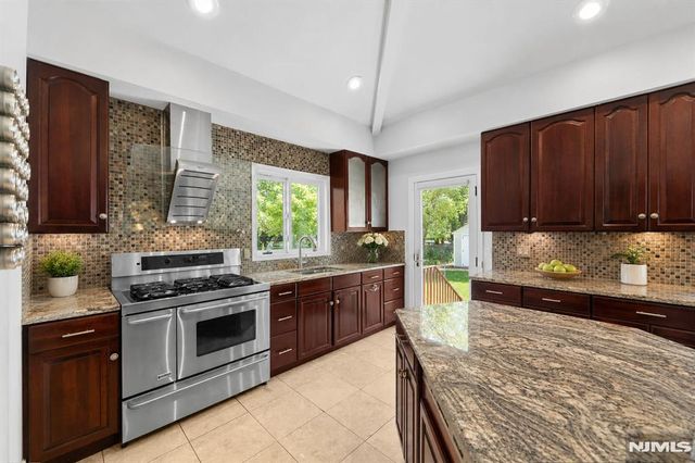 290 Dunkerhook Road, Paramus, NJ 07652