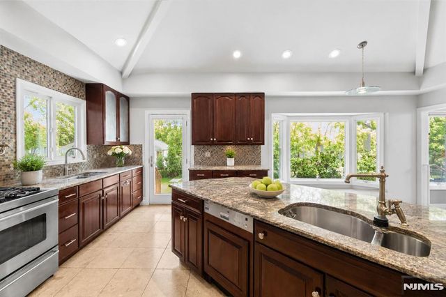 290 Dunkerhook Road, Paramus, NJ 07652