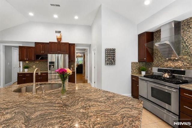290 Dunkerhook Road, Paramus, NJ 07652