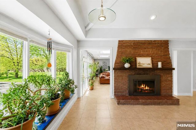 290 Dunkerhook Road, Paramus, NJ 07652