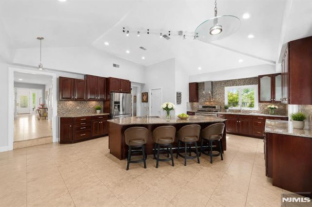 290 Dunkerhook Road, Paramus, NJ 07652