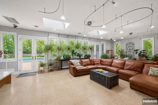 290 Dunkerhook Road, Paramus, NJ 07652