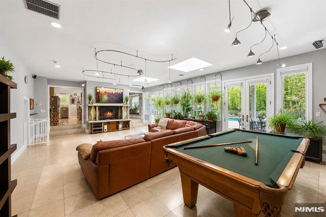 290 Dunkerhook Road, Paramus, NJ 07652