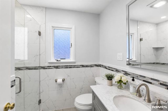 290 Dunkerhook Road, Paramus, NJ 07652