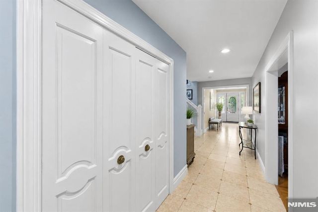 290 Dunkerhook Road, Paramus, NJ 07652