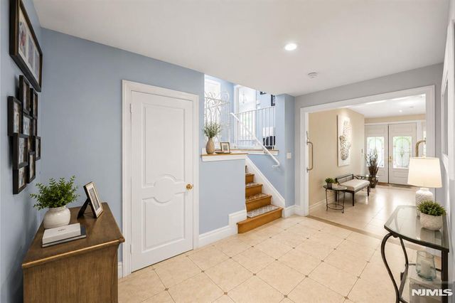 290 Dunkerhook Road, Paramus, NJ 07652