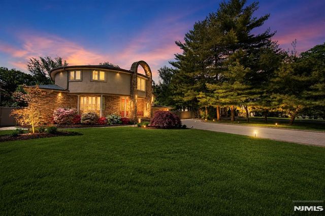 290 Dunkerhook Road, Paramus, NJ 07652