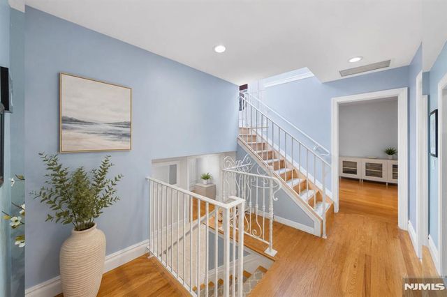 290 Dunkerhook Road, Paramus, NJ 07652