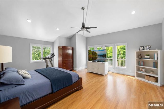 290 Dunkerhook Road, Paramus, NJ 07652