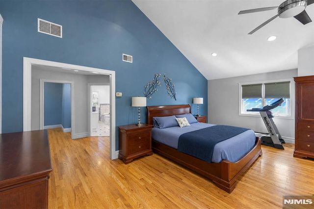 290 Dunkerhook Road, Paramus, NJ 07652