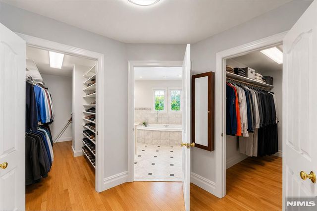 290 Dunkerhook Road, Paramus, NJ 07652
