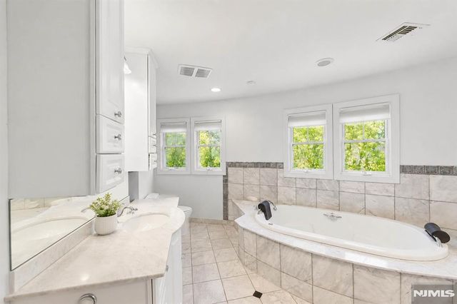 290 Dunkerhook Road, Paramus, NJ 07652