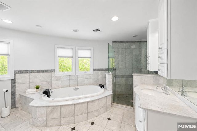 290 Dunkerhook Road, Paramus, NJ 07652