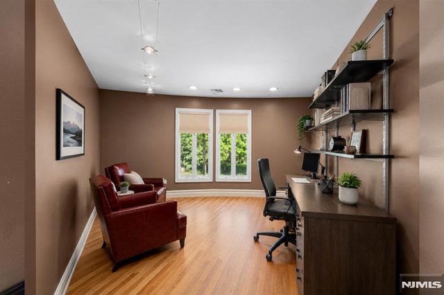 290 Dunkerhook Road, Paramus, NJ 07652