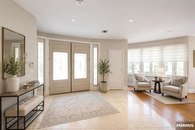 290 Dunkerhook Road, Paramus, NJ 07652