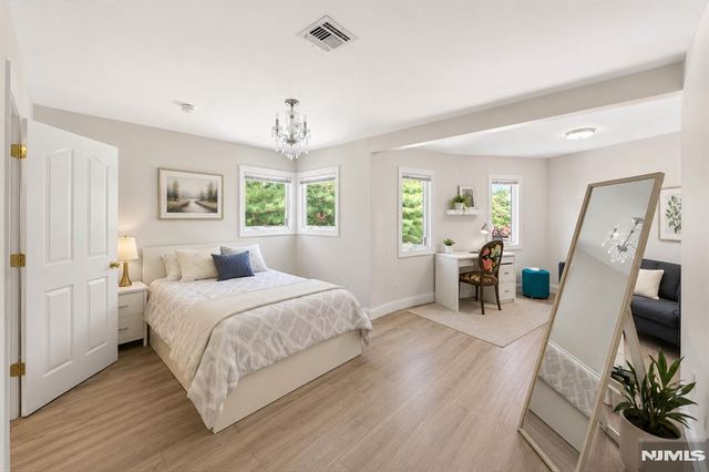 290 Dunkerhook Road, Paramus, NJ 07652