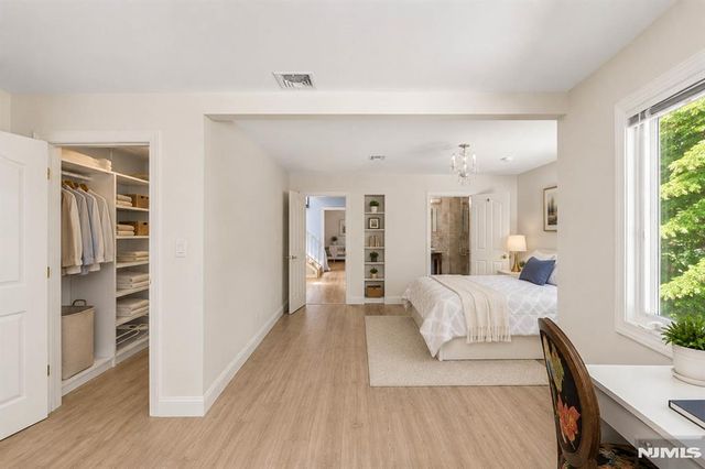 290 Dunkerhook Road, Paramus, NJ 07652