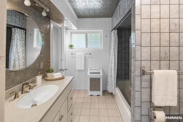 290 Dunkerhook Road, Paramus, NJ 07652