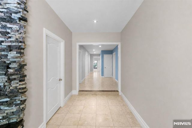 290 Dunkerhook Road, Paramus, NJ 07652