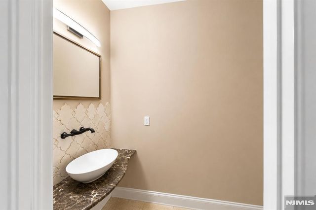 290 Dunkerhook Road, Paramus, NJ 07652