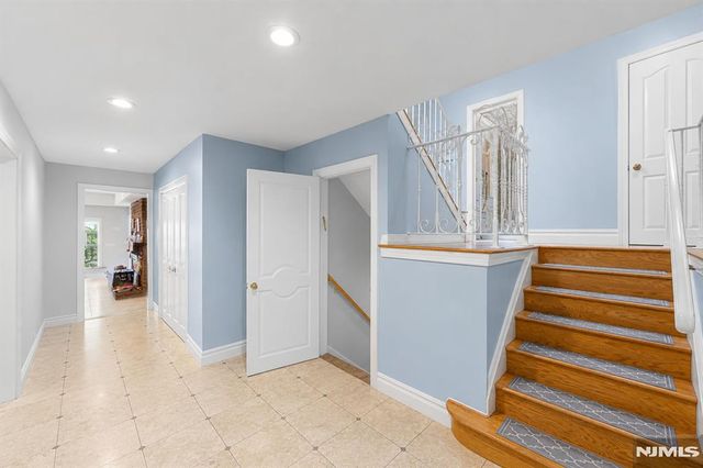 290 Dunkerhook Road, Paramus, NJ 07652