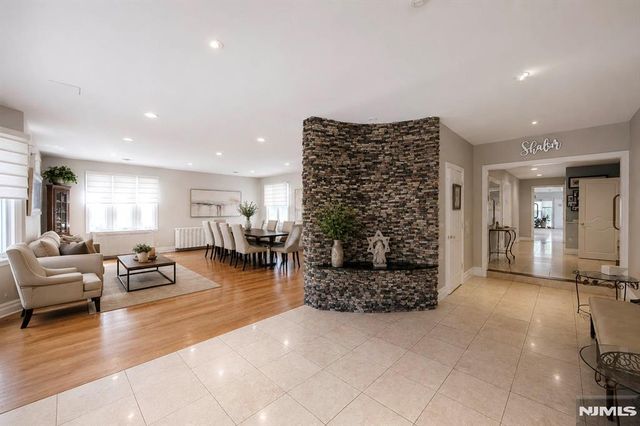 290 Dunkerhook Road, Paramus, NJ 07652