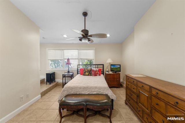 290 Dunkerhook Road, Paramus, NJ 07652