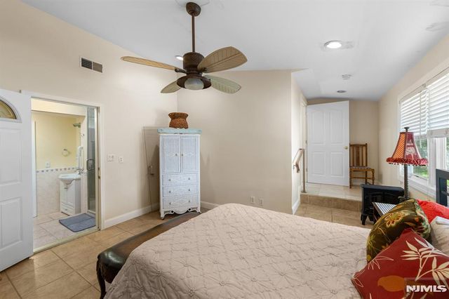 290 Dunkerhook Road, Paramus, NJ 07652