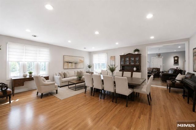 290 Dunkerhook Road, Paramus, NJ 07652
