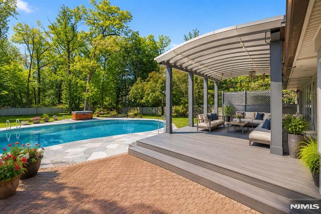 290 Dunkerhook Road, Paramus, NJ 07652
