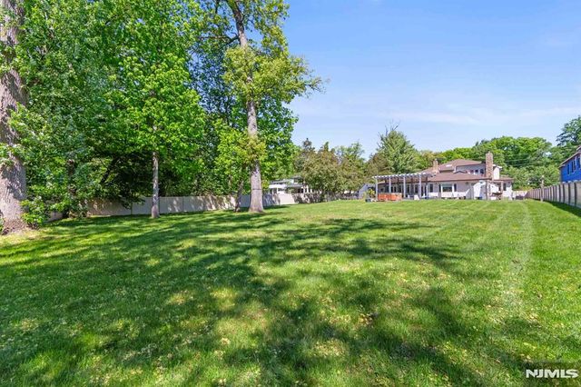 290 Dunkerhook Road, Paramus, NJ 07652