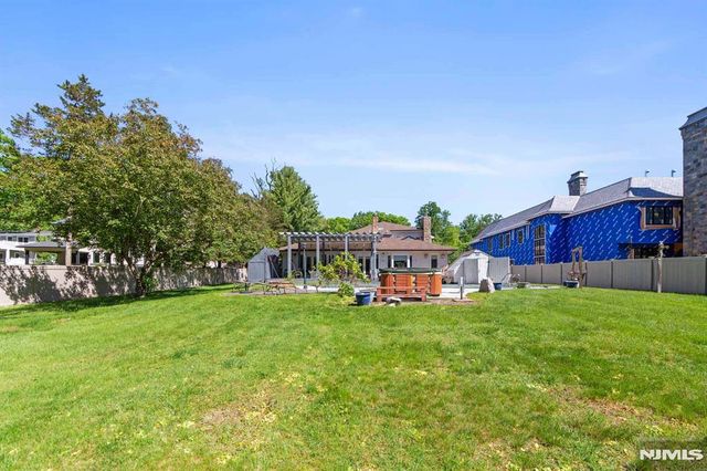 290 Dunkerhook Road, Paramus, NJ 07652