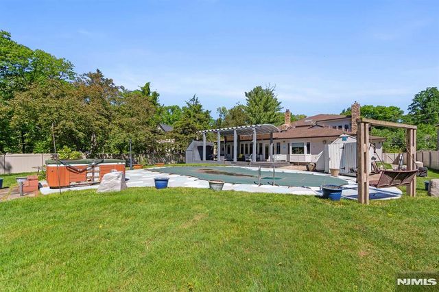 290 Dunkerhook Road, Paramus, NJ 07652