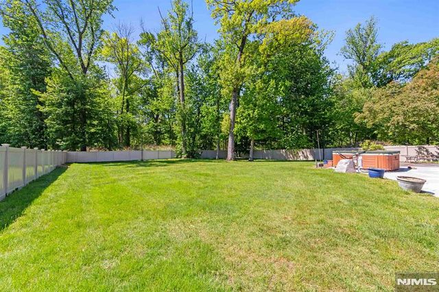 290 Dunkerhook Road, Paramus, NJ 07652